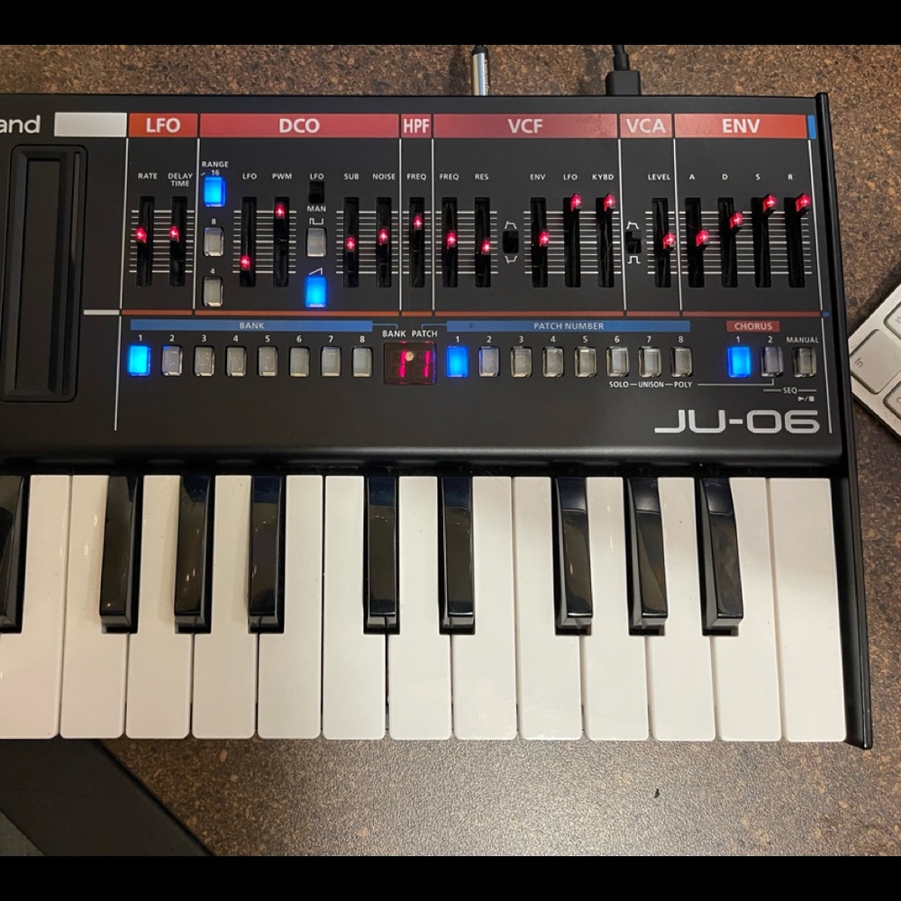 Roland JU-06 Boutique Series Synthesizer Module w/K-25m Keyboard - Picture 5 of 6